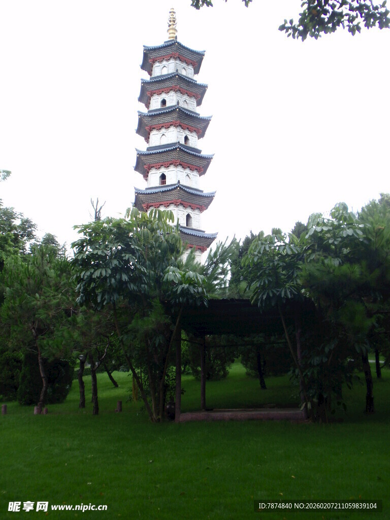 公园中的多层古塔景观