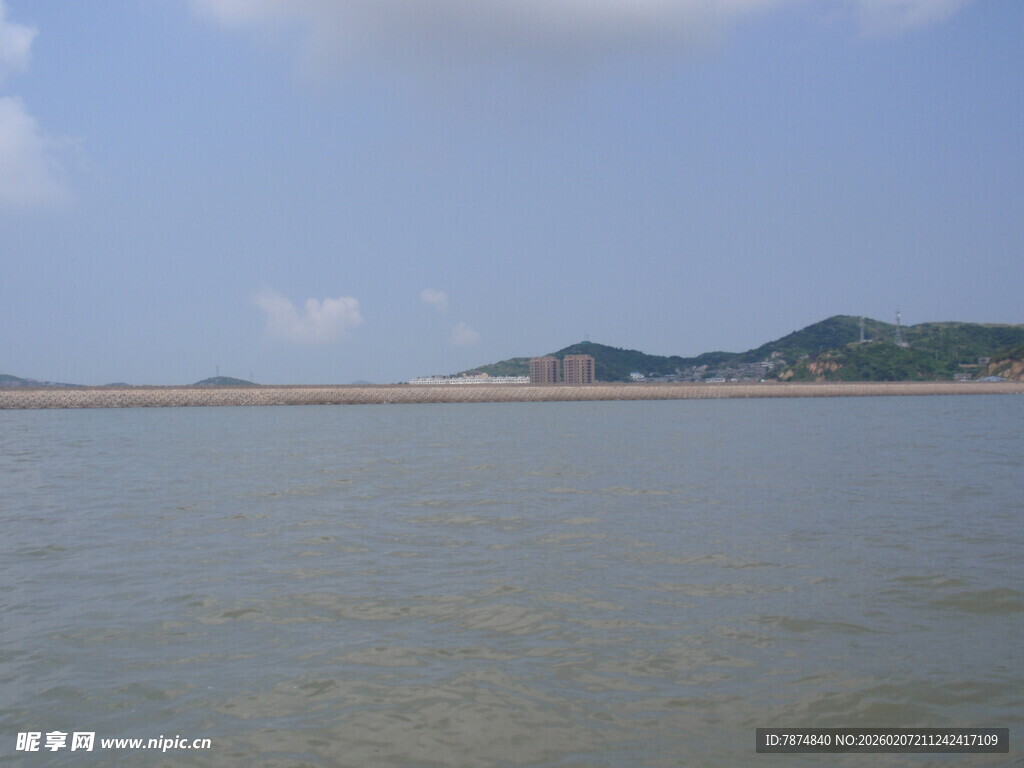 广阔水域与远处山峦景色