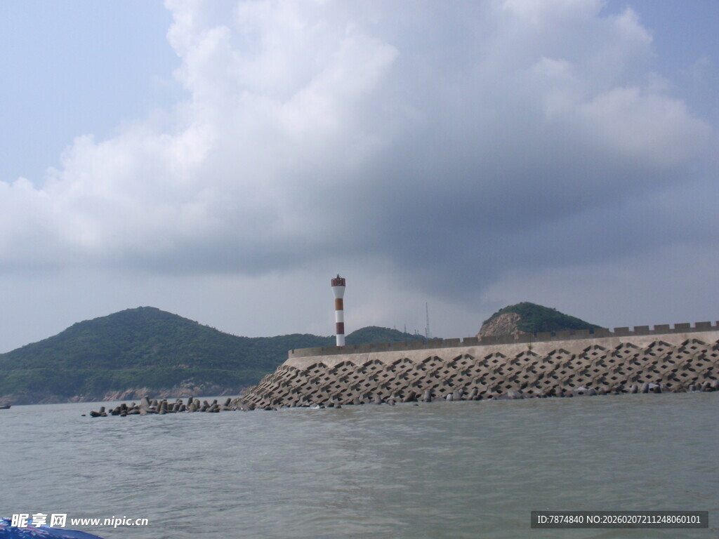 海边灯塔与远山景色