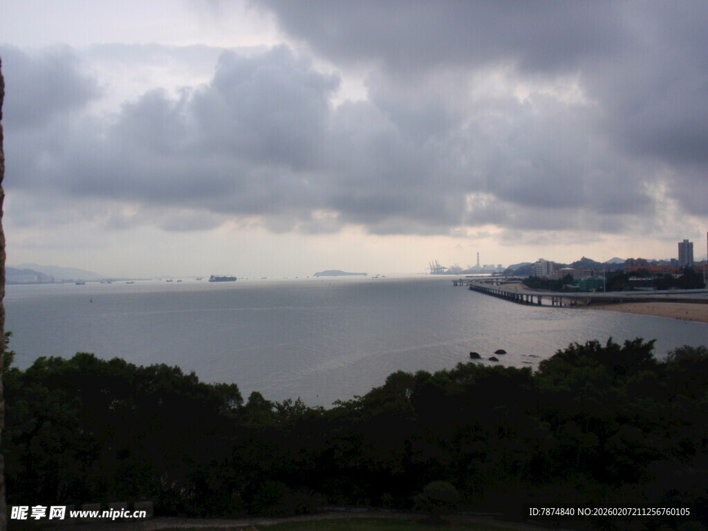 海边乌云下的自然景致