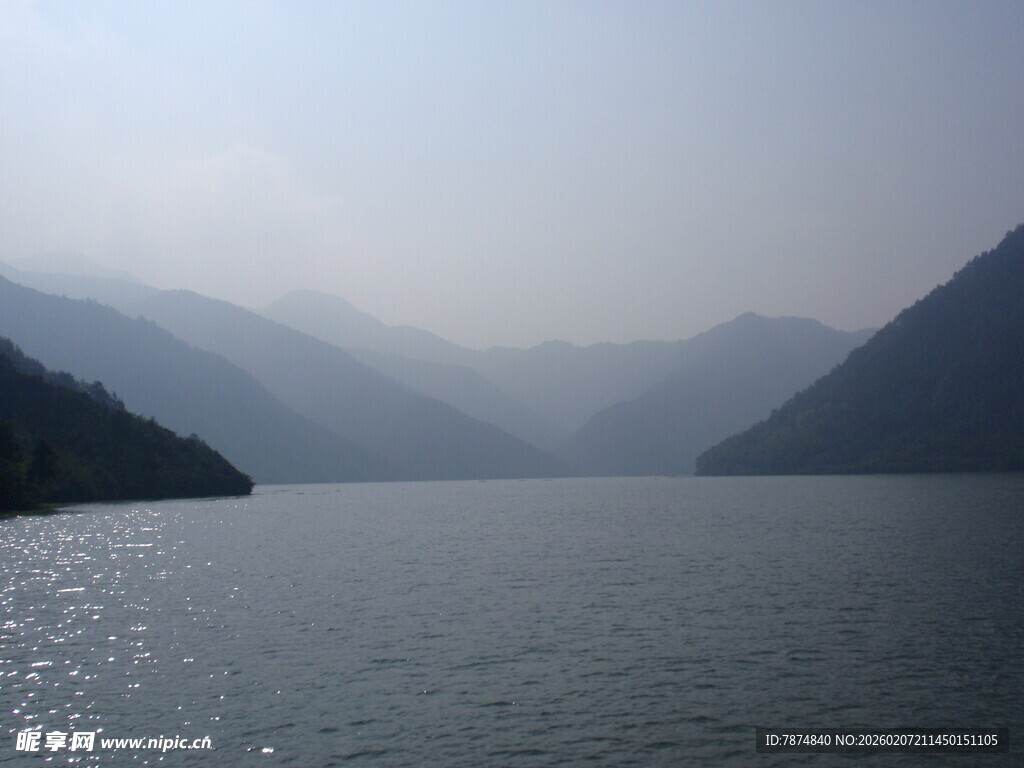 宁静山水间湖泊美景