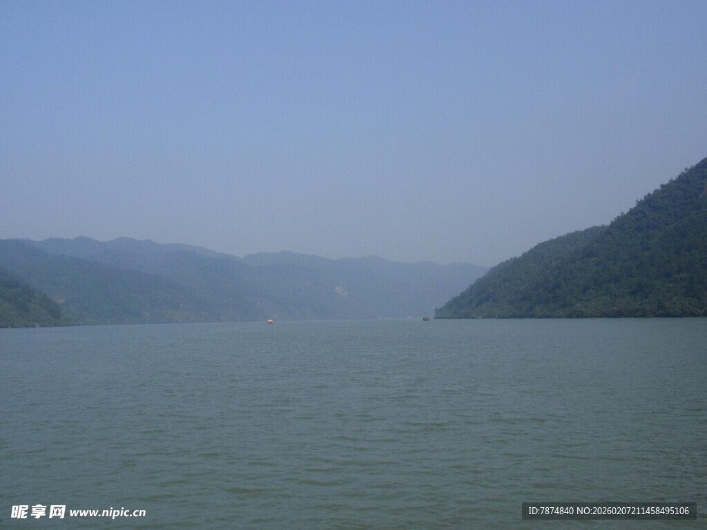 宁静山水间的辽阔湖面