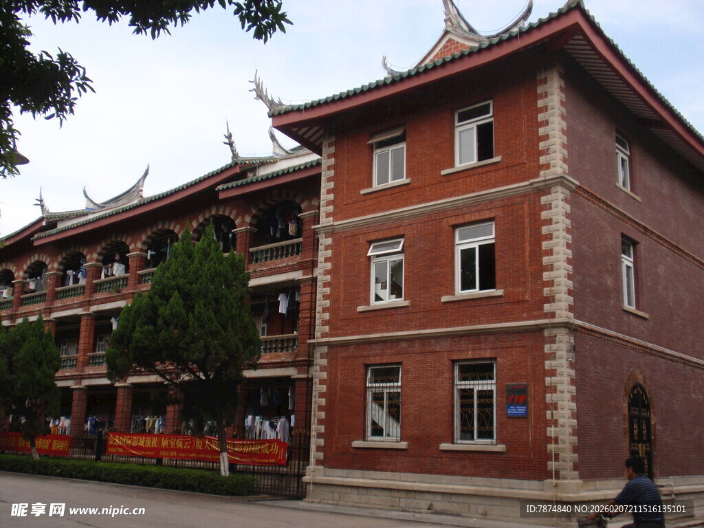 中式风格红砖多层建筑