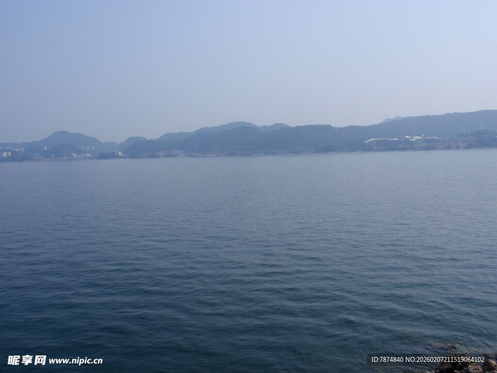宁静湖面与远处山峦