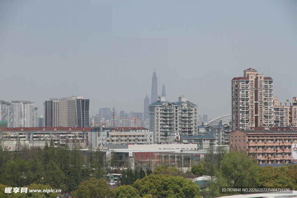 城市天际线与林立高楼