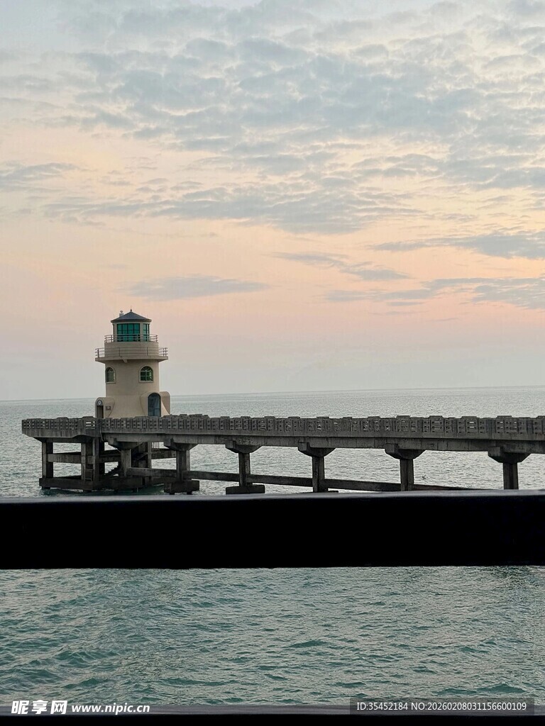 海边灯塔