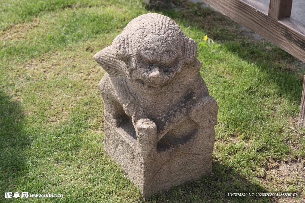 户外石制小怪兽雕塑