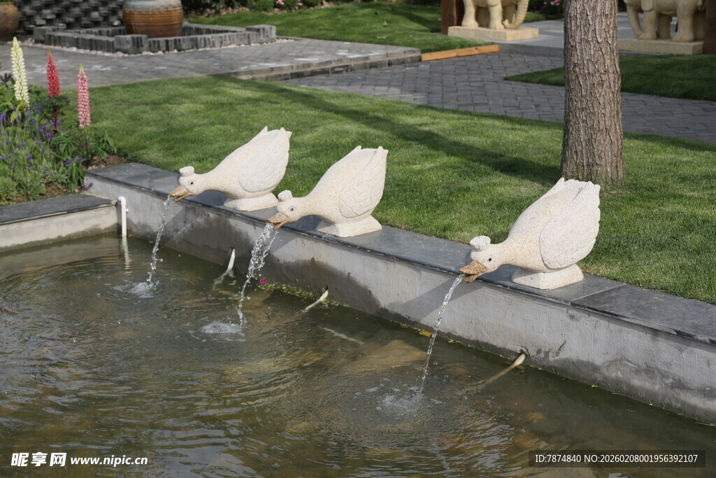 户外水景边的创意流水装置