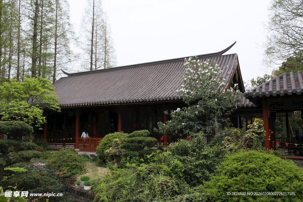 中式园林中的古朴小屋