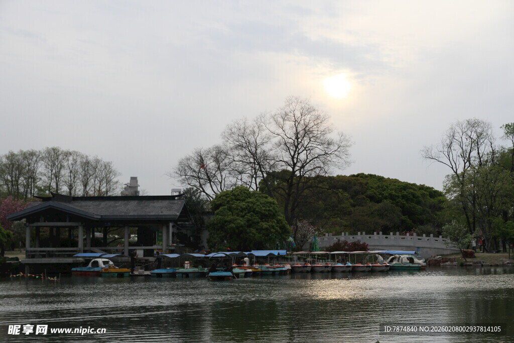 湖畔停泊的船只与古朴建筑