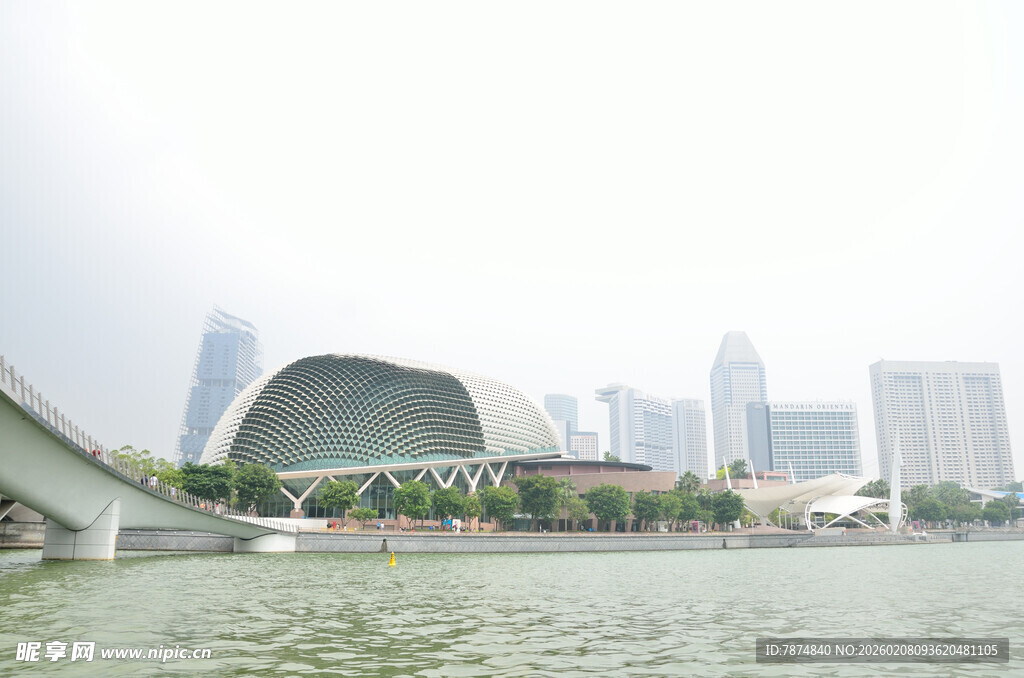 城市河畔独特建筑景观