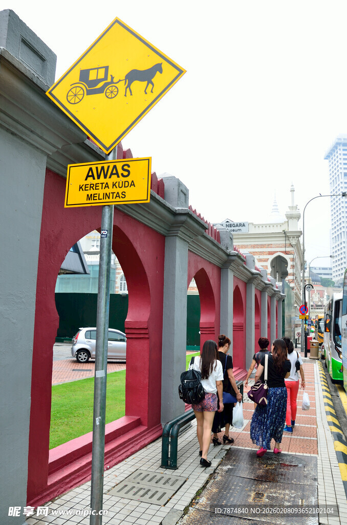 新加坡街道行人与特色路牌