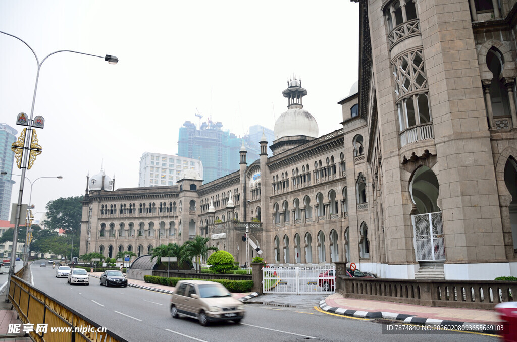 城市街道旁的古老建筑