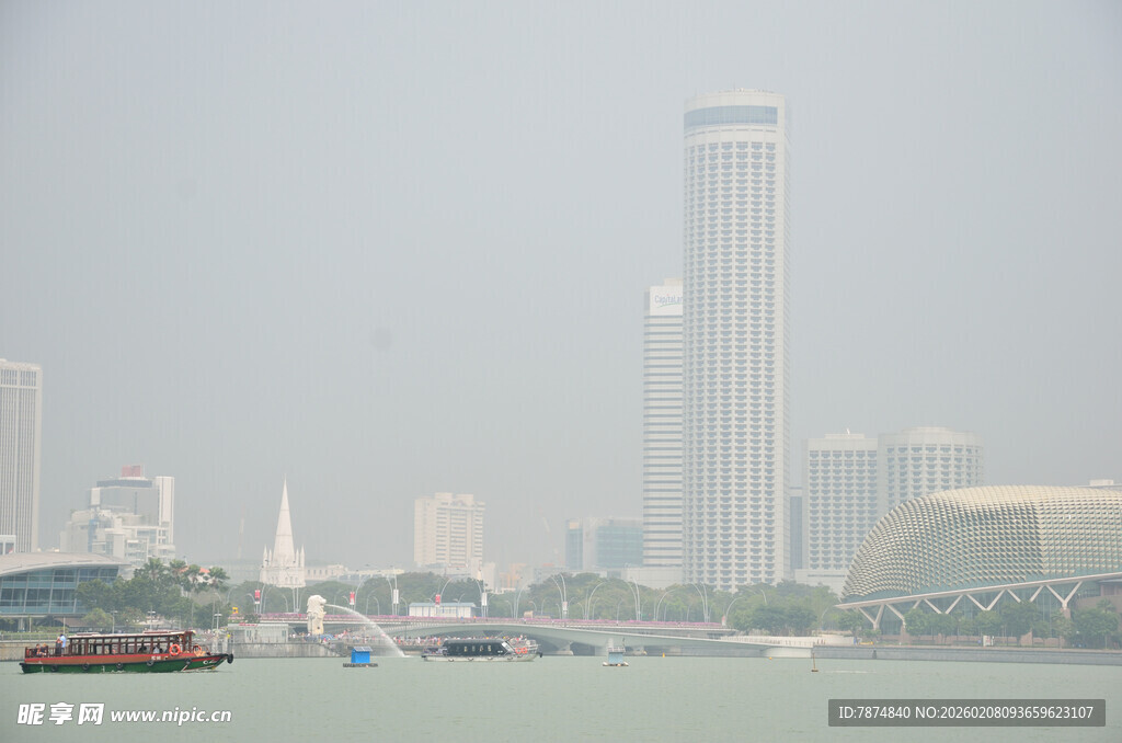 雾中城市与水域景观