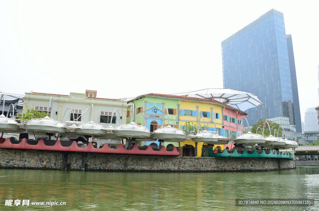 河畔多彩建筑与现代高楼