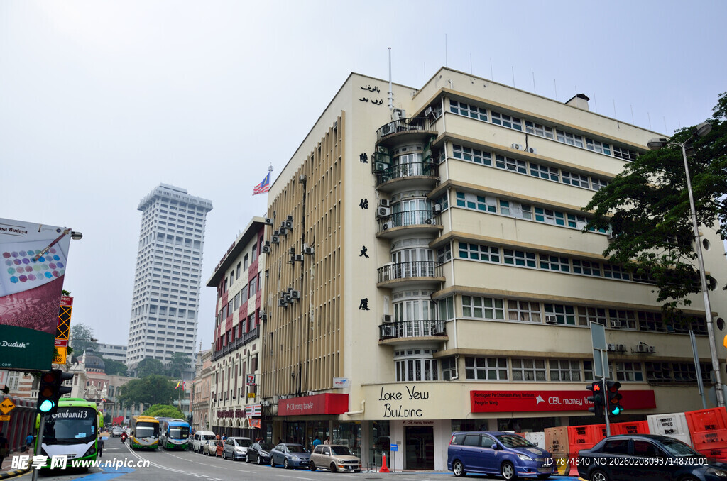 城市街道旁的多层建筑