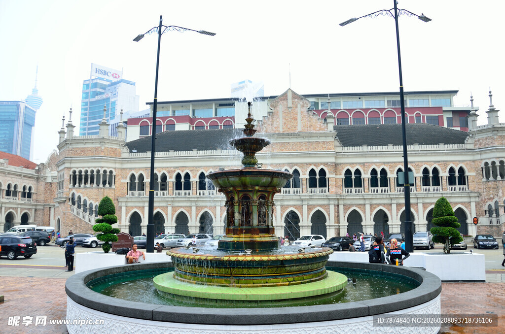 城市广场中的精美喷泉景观