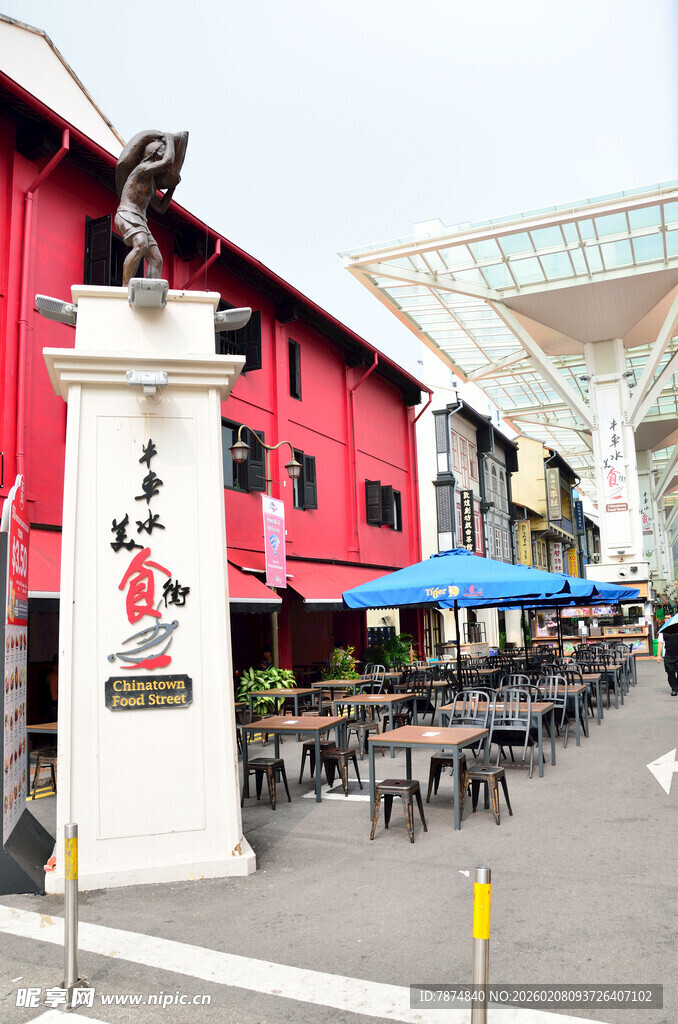 红色建筑下的户外休闲场景