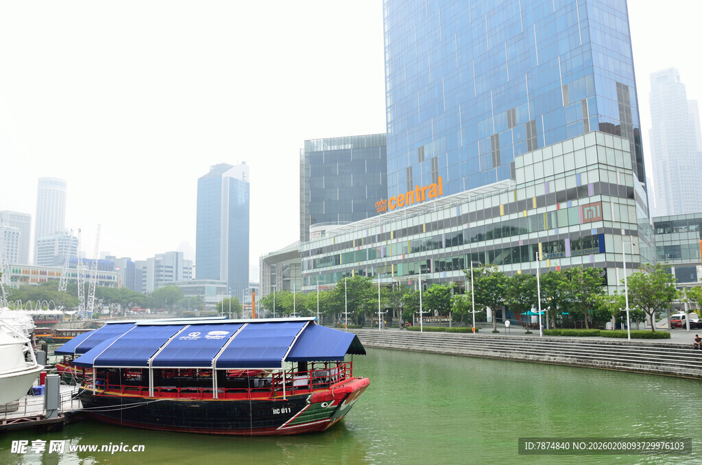 河畔船只与现代建筑景观