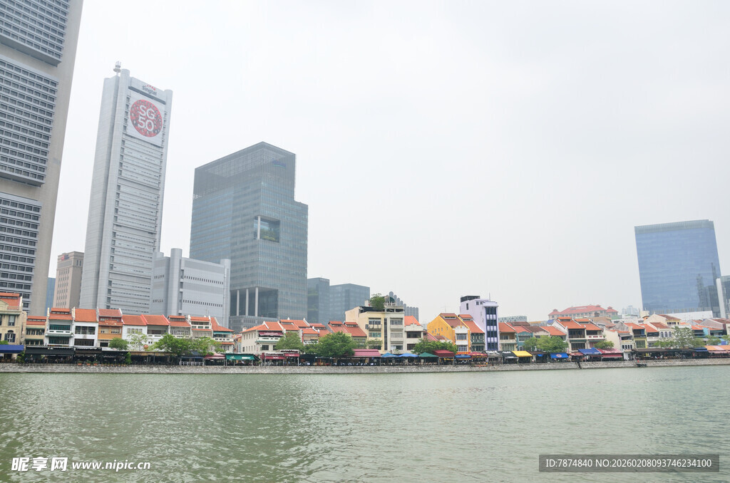 河畔都市高楼景观