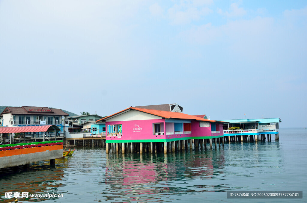 水上彩色房屋码头风景