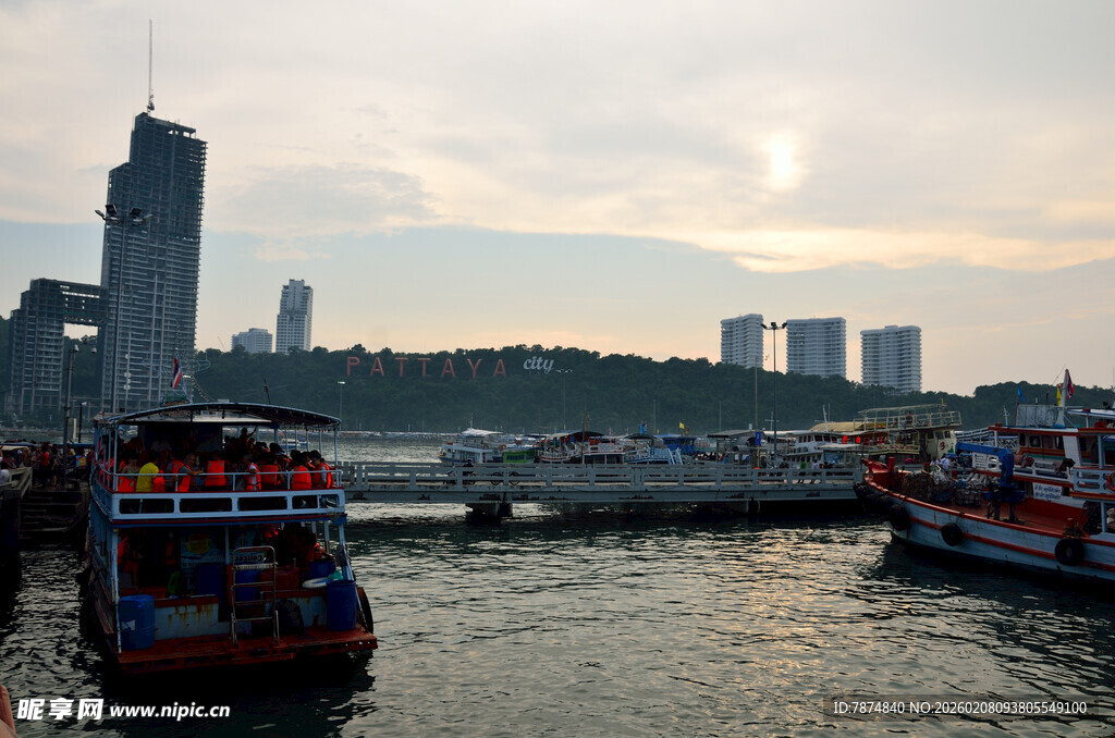 海滨码头船只与城市景观