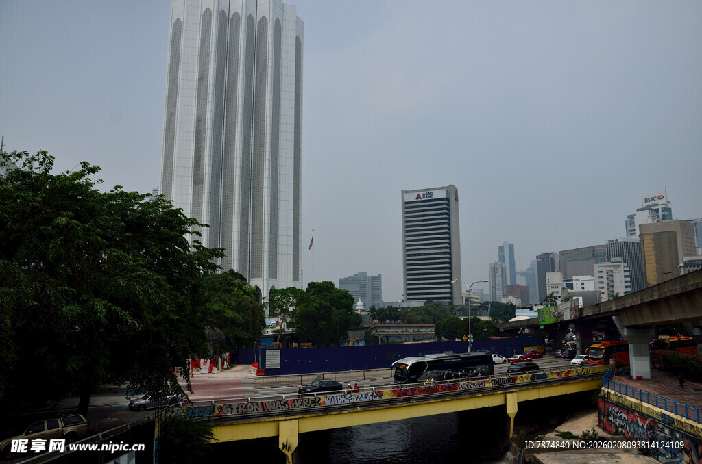 城市河畔与高楼景观