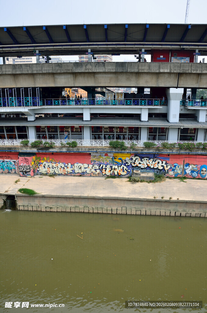 河畔多彩建筑景观