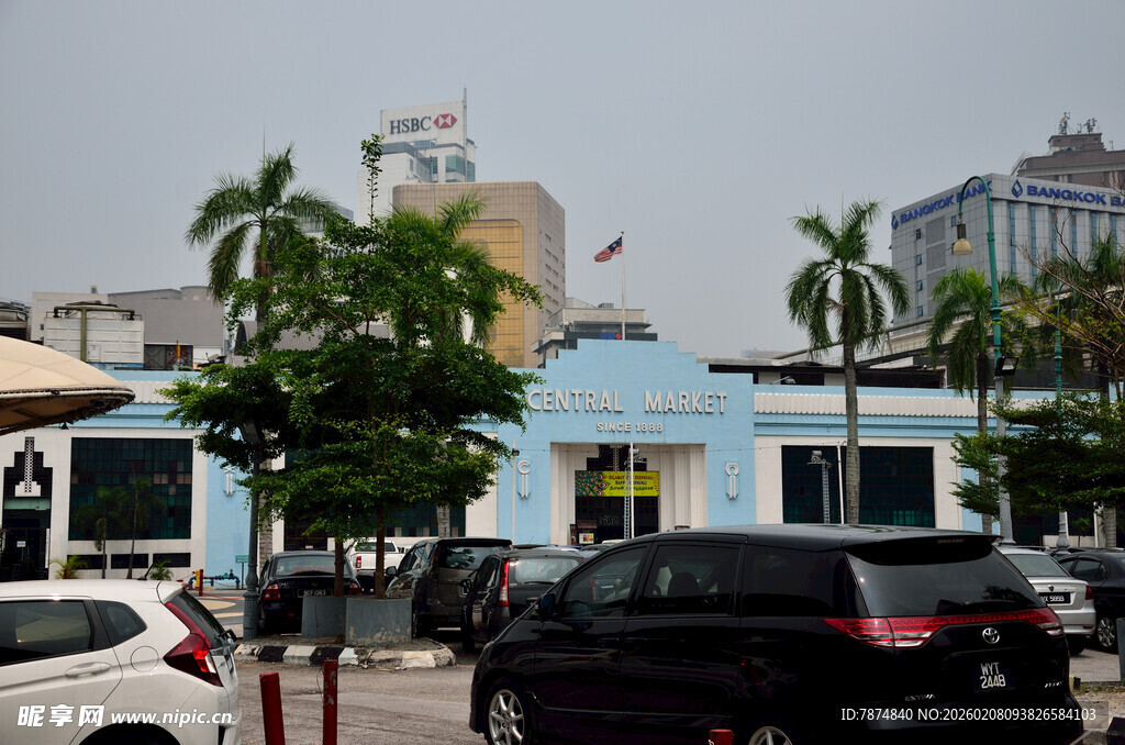 蓝墙建筑旁的停车场景