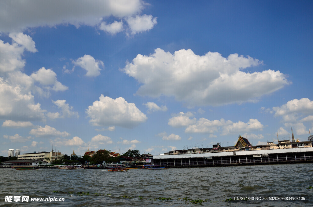 河畔蓝天建筑风景图