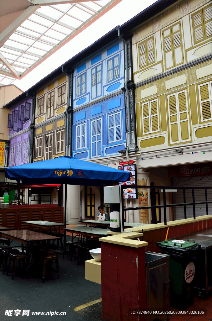 多彩建筑下的热闹市场