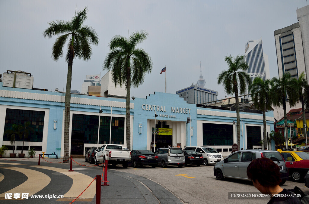 蓝墙建筑旁的街道景象