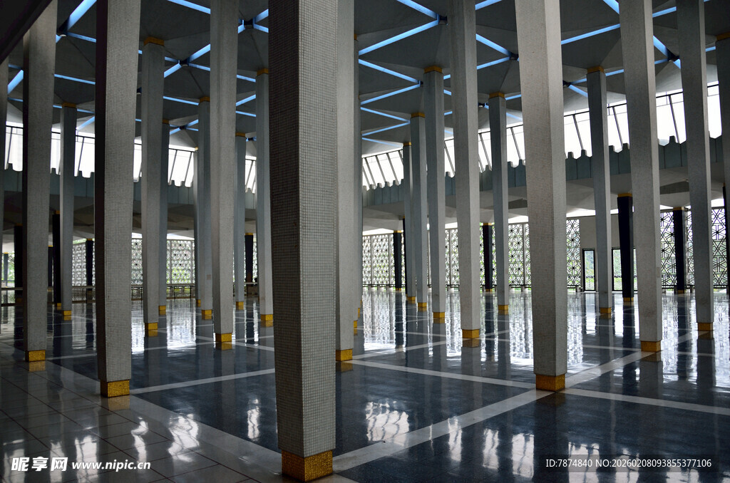 现代室内高大立柱空间