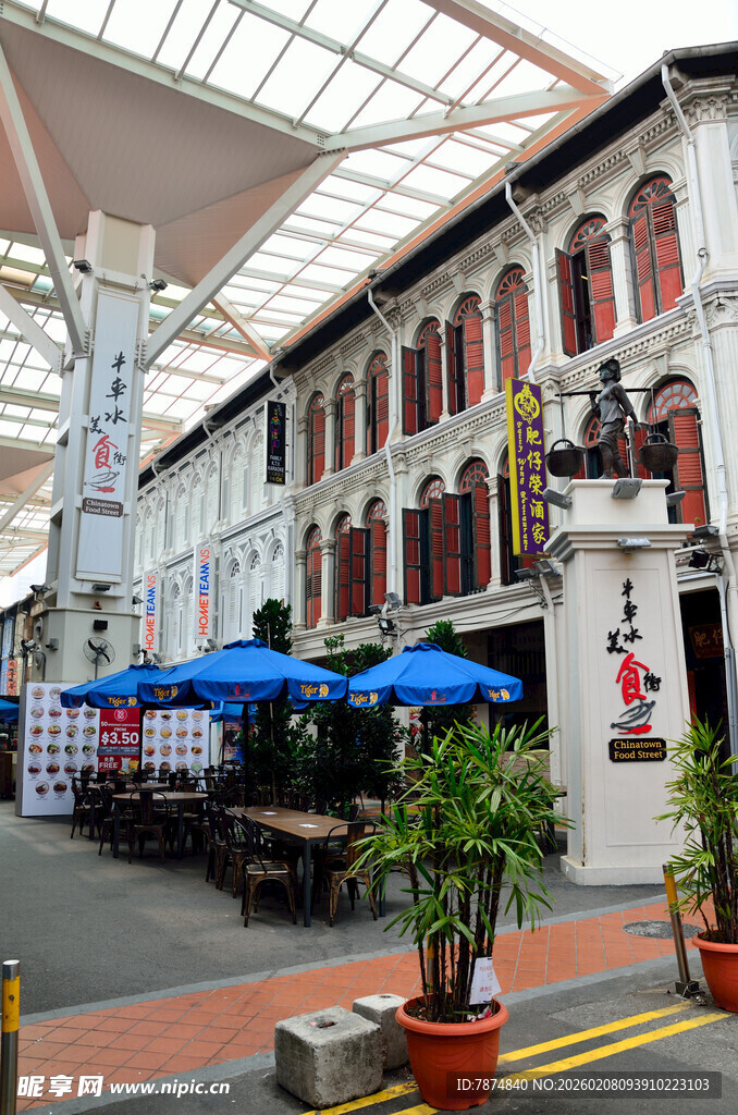 新加坡传统建筑下的户外场景