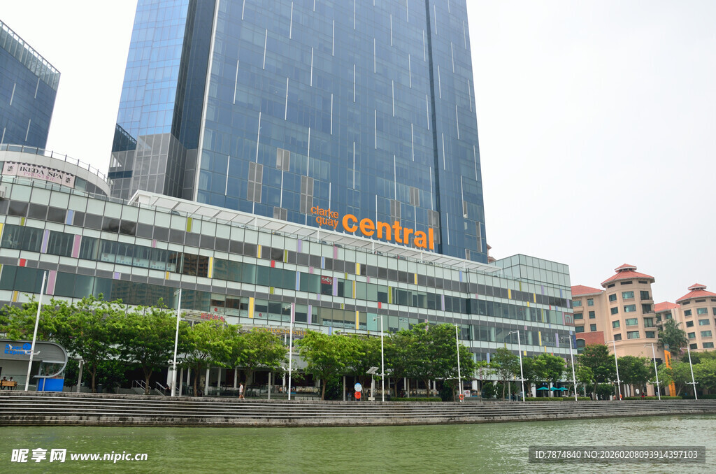 河畔高楼与多彩建筑景观