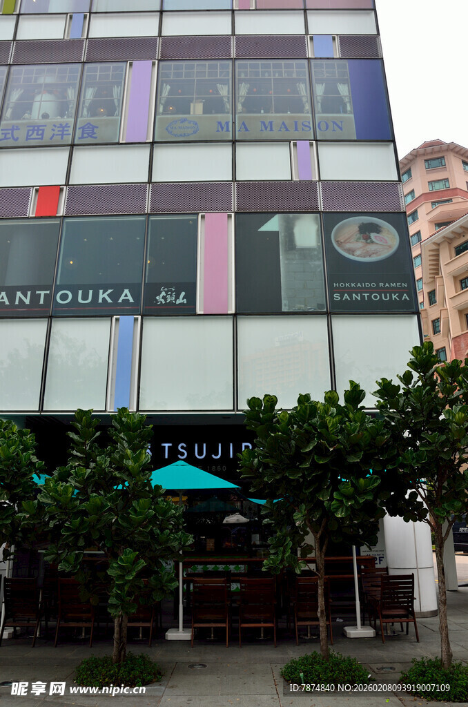 现代多彩玻璃幕墙商业建筑