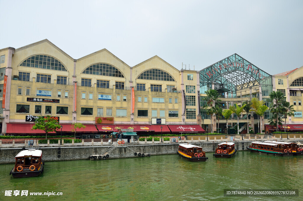 河畔多彩建筑与游船景观