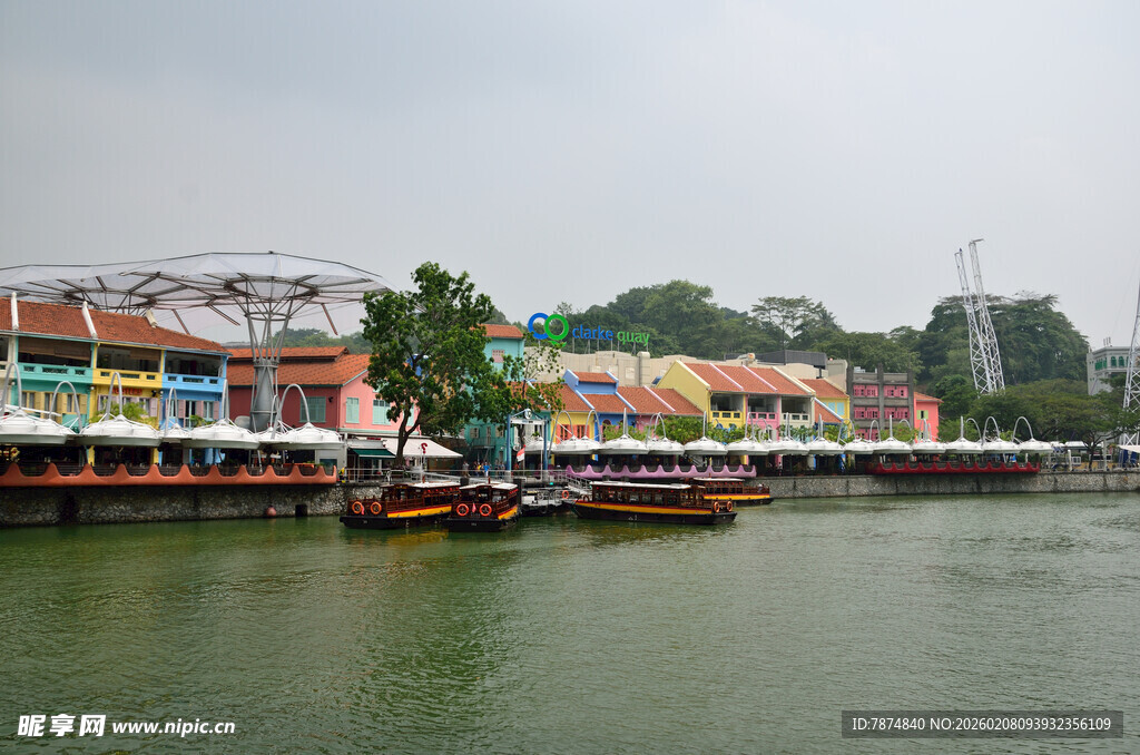 河畔多彩船只停靠景观