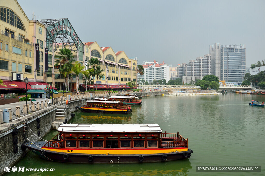 河畔彩色船只与城市景观