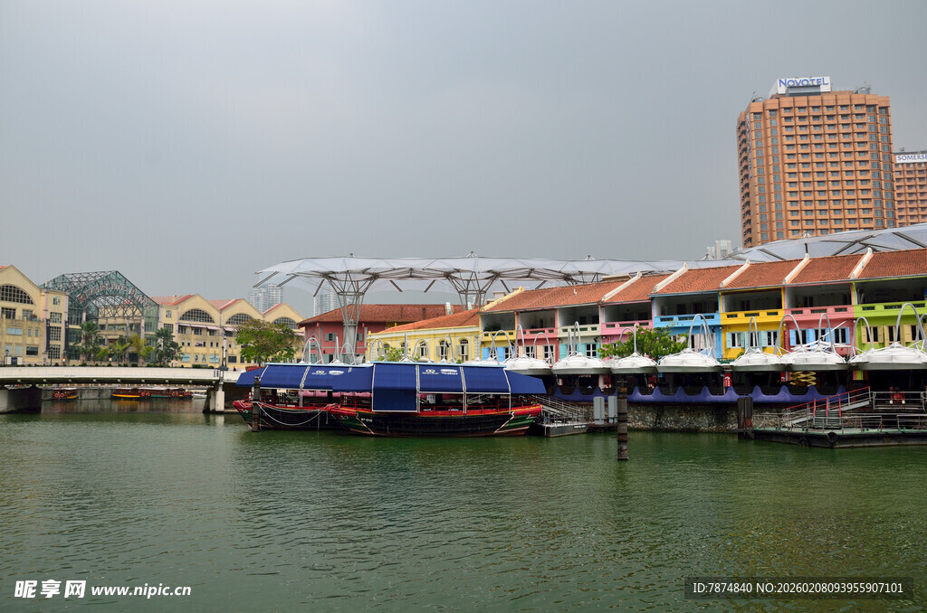 河畔多彩建筑与船只景观
