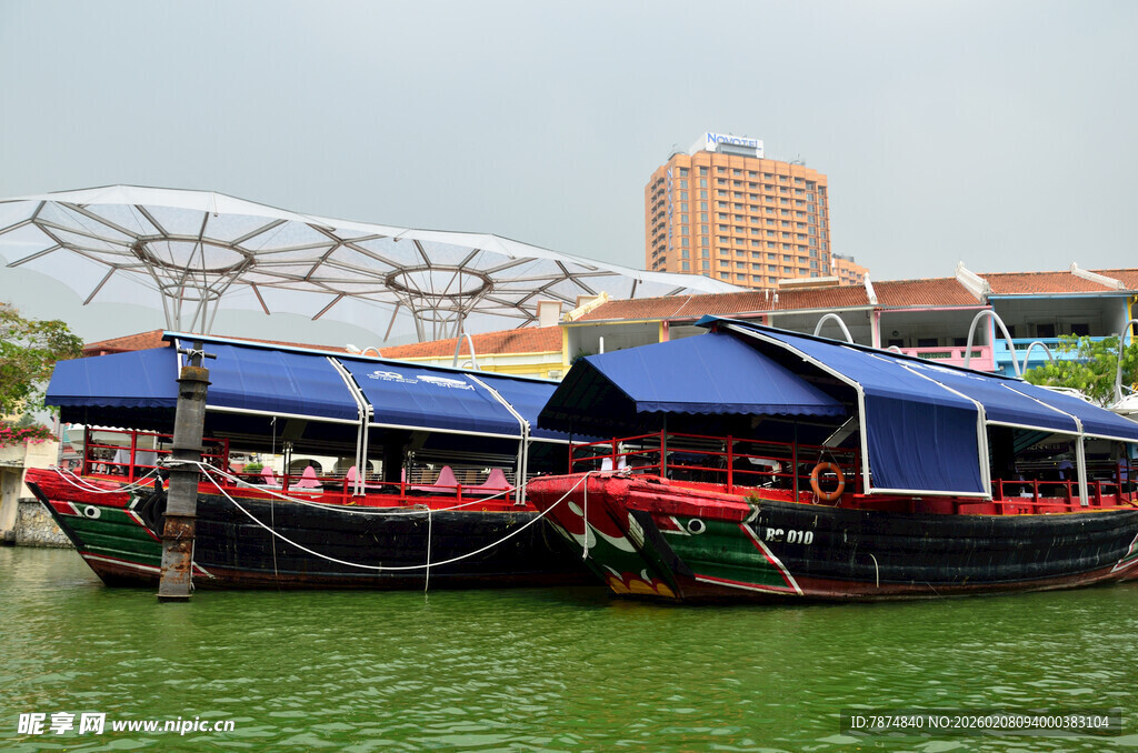 河畔停泊的特色蓝篷船只