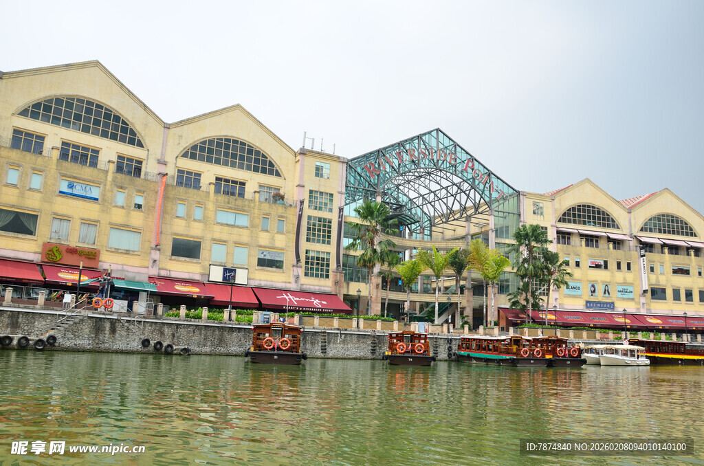 河畔多彩建筑与船只景观