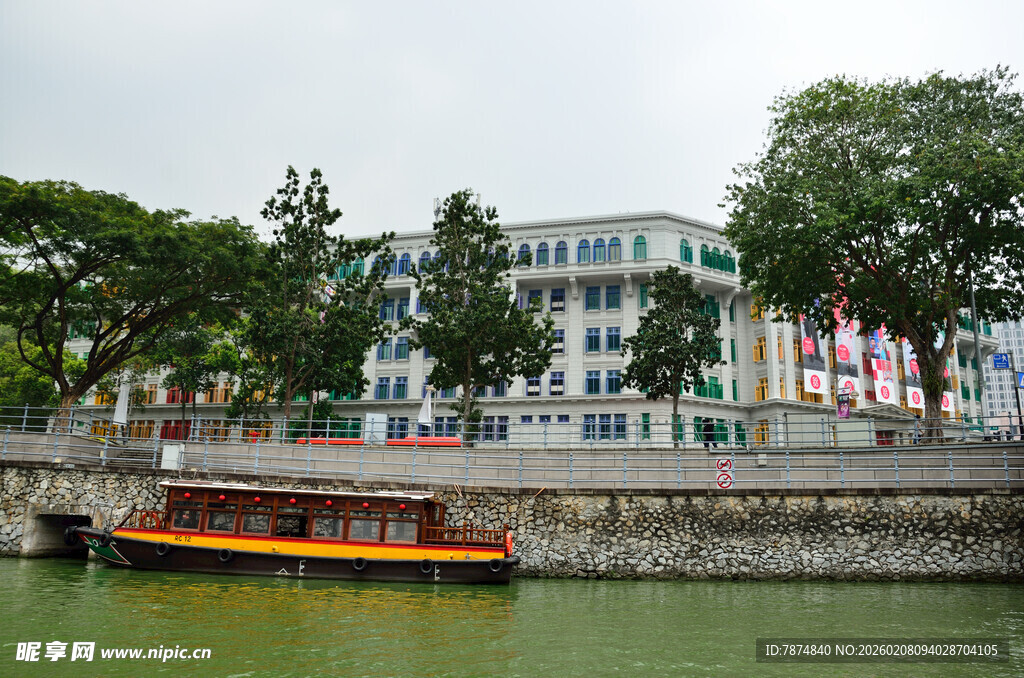 河畔小船与多彩建筑景观