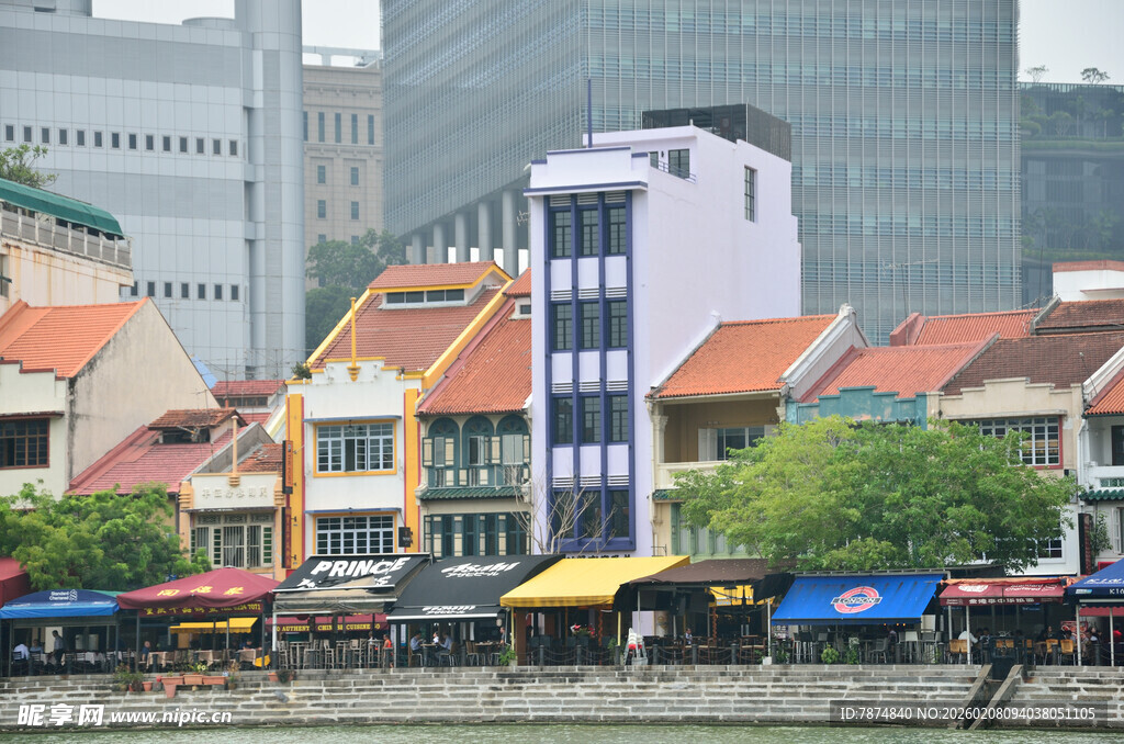 河畔多彩建筑景观