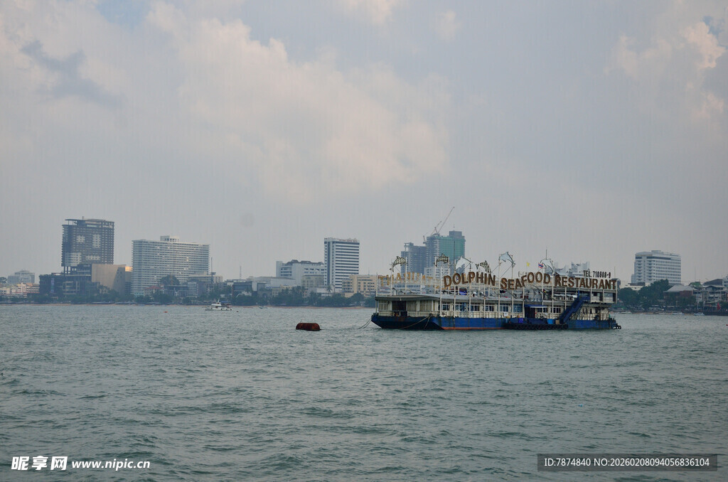 海上船只与城市天际线