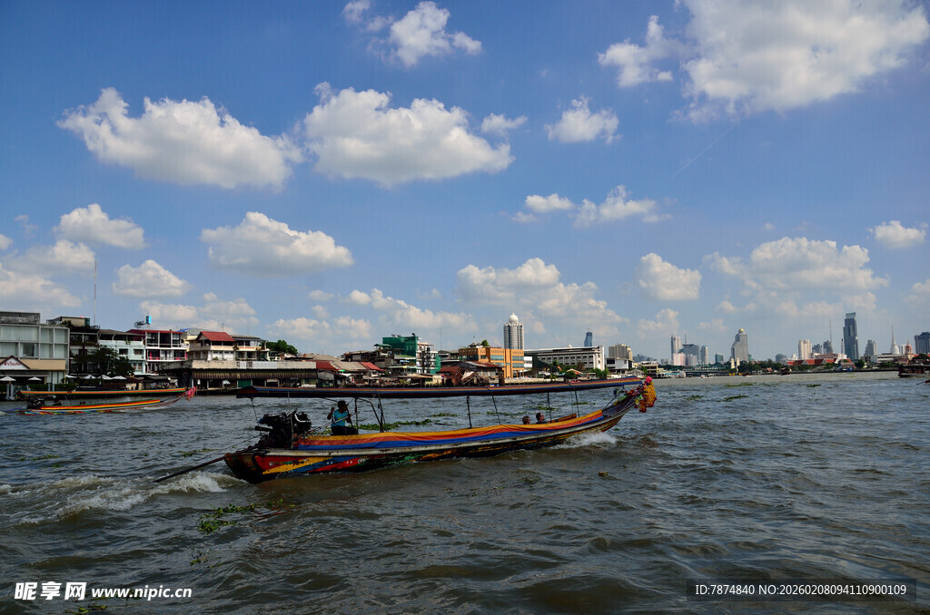 湄南河上的传统长尾船