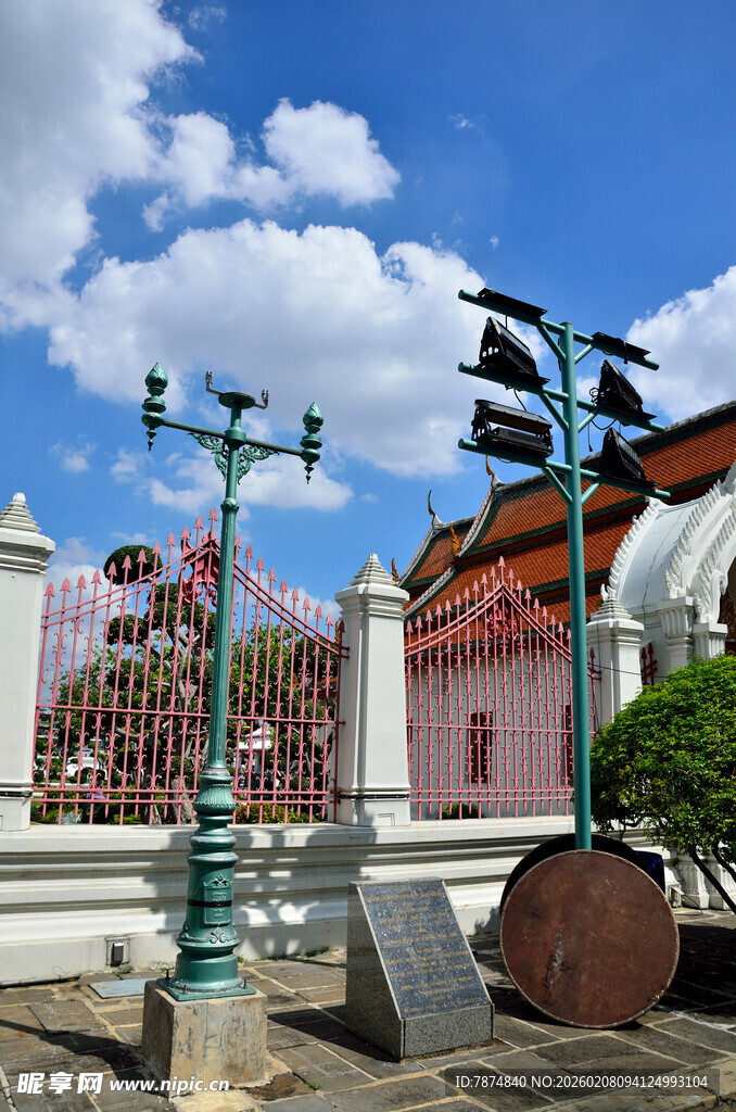 中式古建筑旁的特色路灯