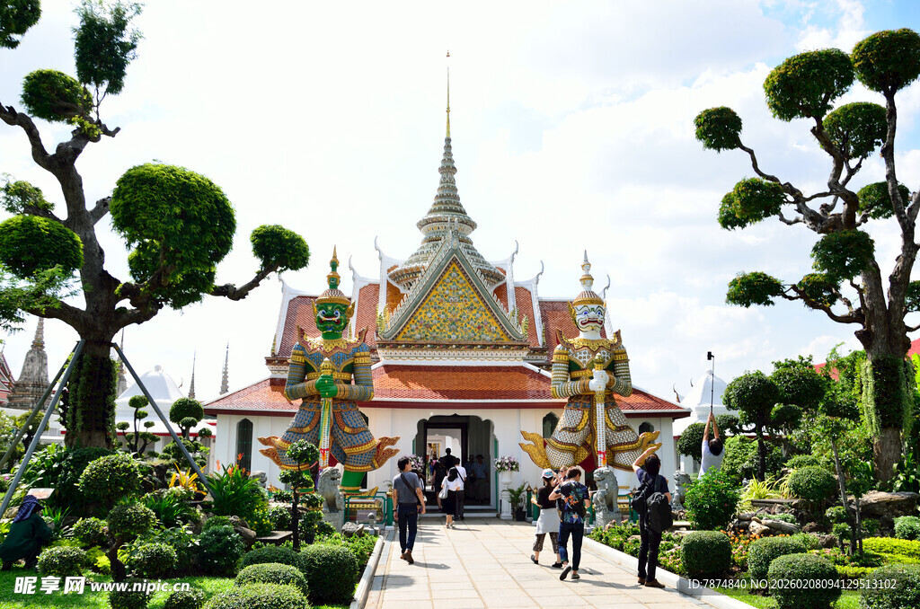 泰国庙宇前的美丽园林景观