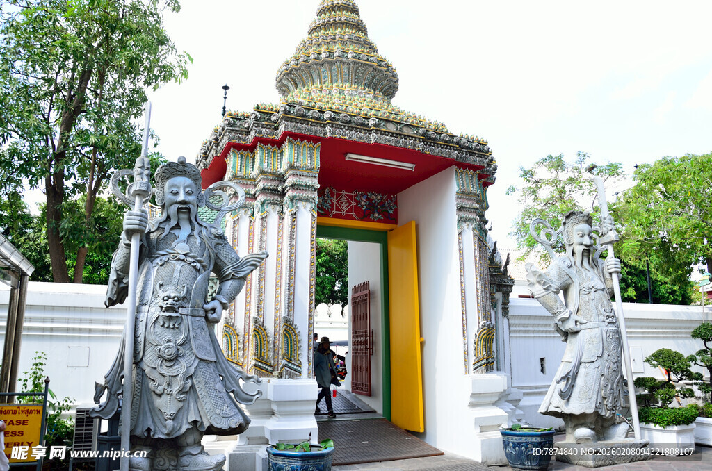 泰国寺庙入口处的精美雕像