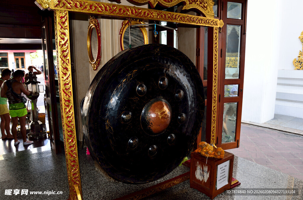 中式大堂中的大型装饰铜锣